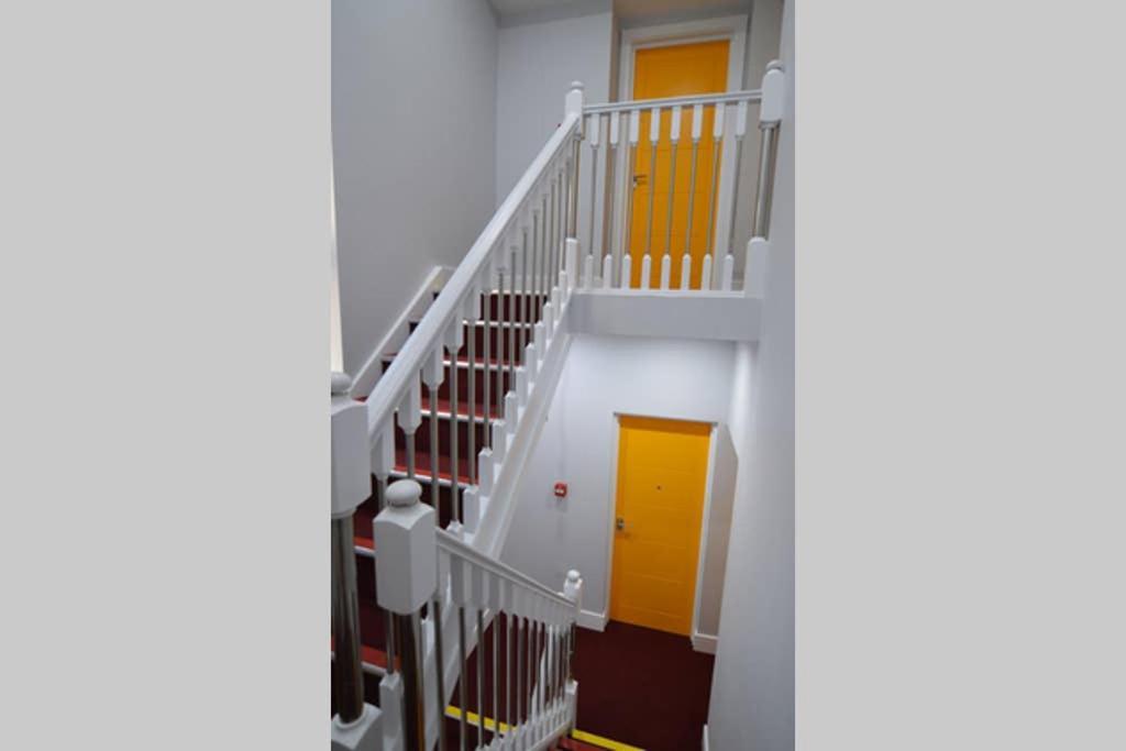 Stylish Central Self Contained Flat By Cozynest Ридинг Экстерьер фото